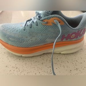 Hoka Clifton 9 Wide. Almost NEW - worn 3 times (amazing but slightly too big).